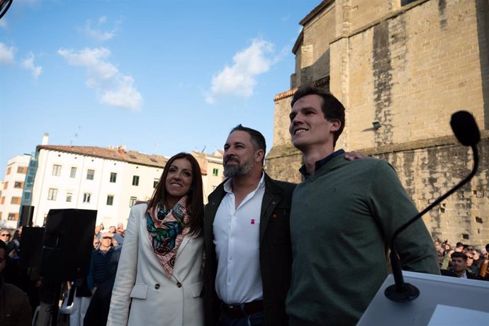 El líder de Vox, Santiago Abascal (c), y los candidatos de Vox a la presidencia del Gobierno de La Rioja, Ángel Alda (d), y al Ayuntamiento de Logroño, María Jiménez (i), se reúnen durante un acto en la plaza de la iglesia de Santiago