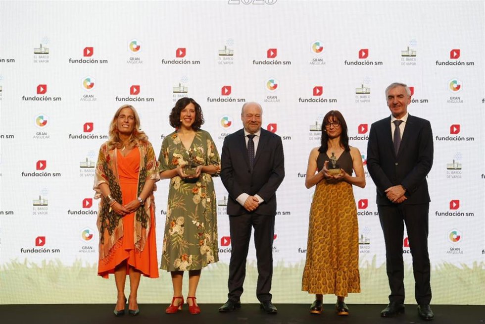 De izquierda a derecha, la viceconsejera de Política de Educativa, Rocío Albert; la ganadora del Premio SM Gran Angular 2023, Patricia García-Rojo; el secretario de Estado de Educación, José Manuel Bar Cendón; la ganadora del Premio SM El Barco de Vapor