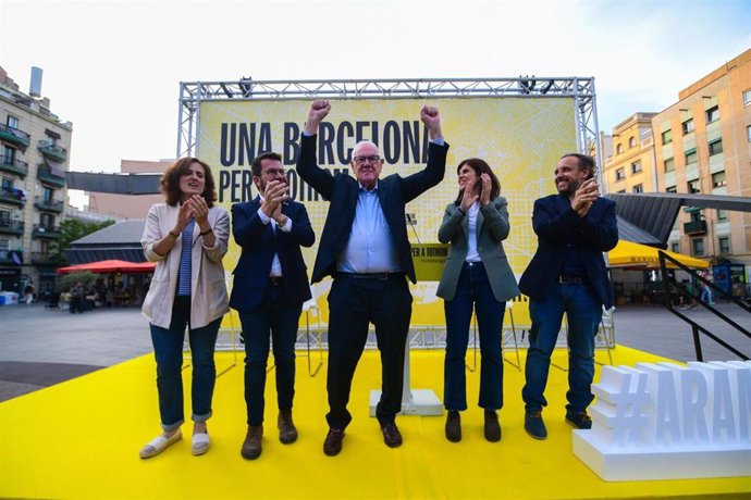 Ernest Maragall al costat de Pere Aragonès, Marta Vilalta i altres membres d'ERC Barcelona en la Barceloneta.