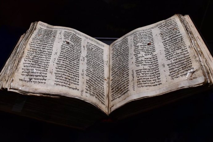 Archivo - TEL AVIV, March 22, 2023  -- The Codex Sassoon is seen at the ANU Museum of the Jewish People in Tel Aviv, Israel, on March 22, 2023. The Codex Sassoon, the oldest-known and the most complete Hebrew Bible manuscript, will be on display for the