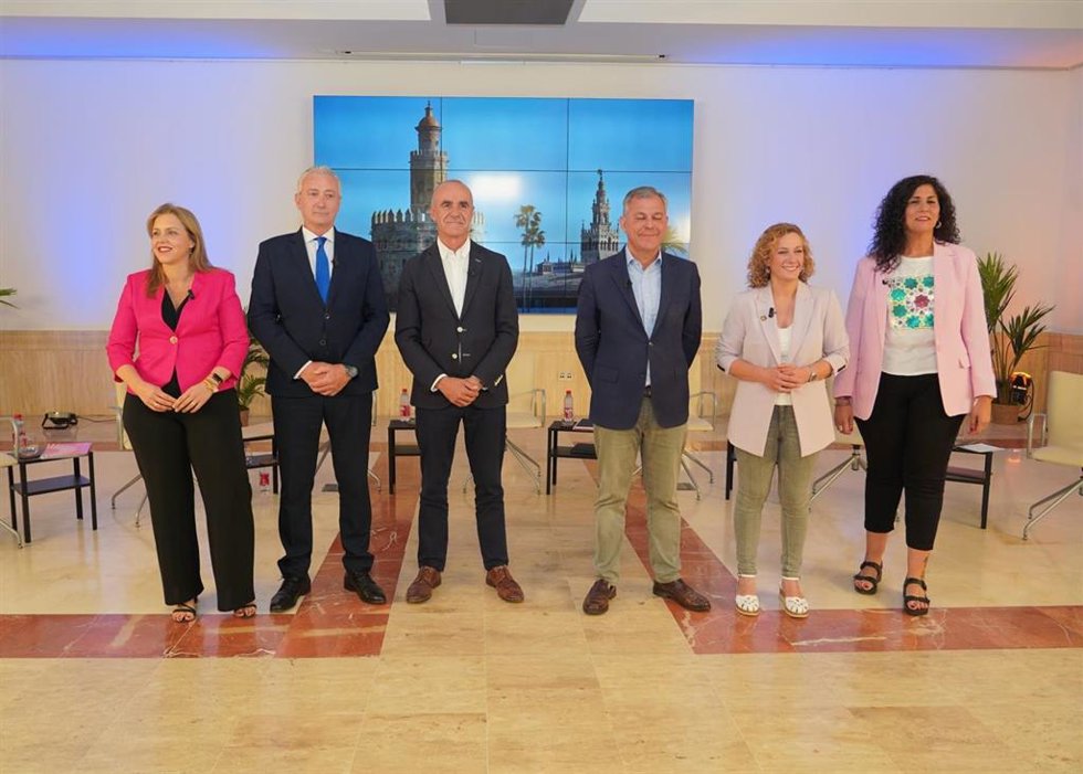 Los candidatos en el momento previo a comenzar el debate