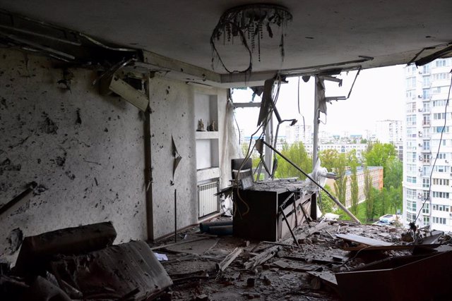 Un edificio residencial dañado por los bombardeos en Kiev, Ucrania