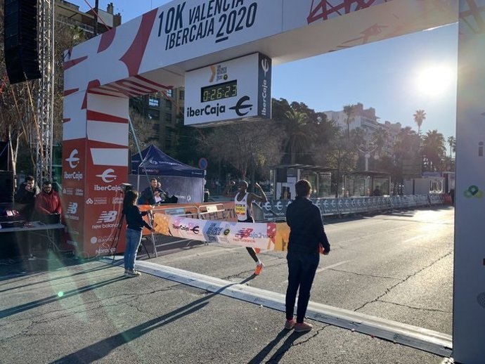 Archivo - El atleta keniano Rhonex Kipruto bate el récord del mundo de 10.000 metros en la XII edición del 10K Valencia Ibercaja.