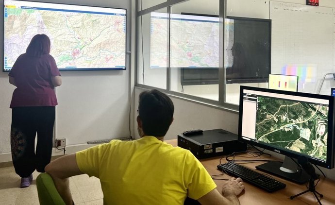 La consejera de Agricultura en el Centro Operativo Regional del Infoex siguiendo la evolución del incendio en Pinofranqueado