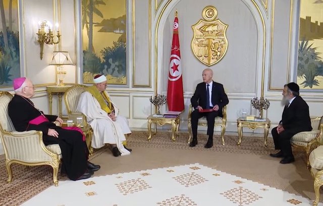 El presidente tunecino Kais Saied, en una reunión con los líderes musulmanes, judíos y católicos en Túnez