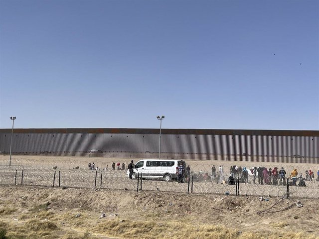 Migrantes tratan de cruzar la frontera entre México y Estados Unidos