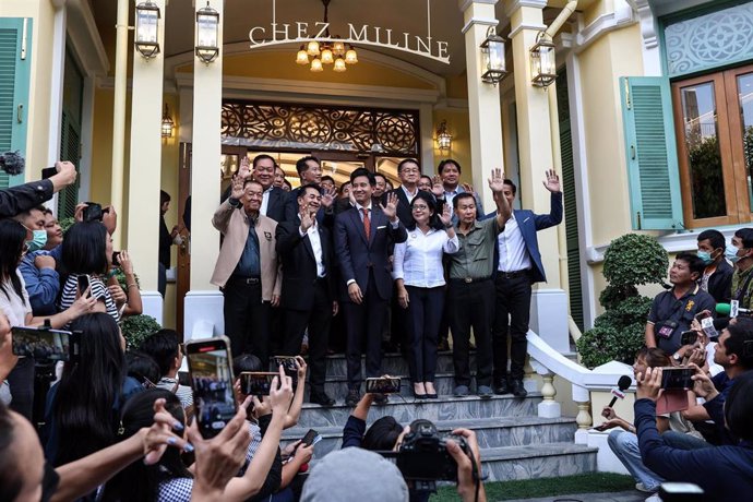 El líder del partido Avanza y candidato a la jefatura de Gobierno de Tailandia, Pita Limjaroenrat, posa con compañeros de coalición, Bangkok