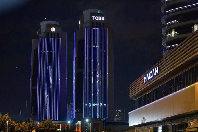 Archivo - April 4, 2023, Ankara, Turkey: The NATO flag projected on the twin skyscrapers of the Union of Chambers and Commodity Exchanges of Turkey (TOBB). Finland became the 31st member of NATO after Turkey and Hungary approved Finland's membership to 