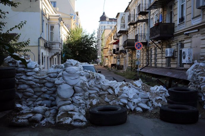 Archivo - September 1, 2022, Odessa, Ukraine: Sandbags and car tires are seen on the street. Since the beginning of the full-scale war of the Russian Federation against Ukraine, the historical center of Odessa has been blocked off for military purposes by