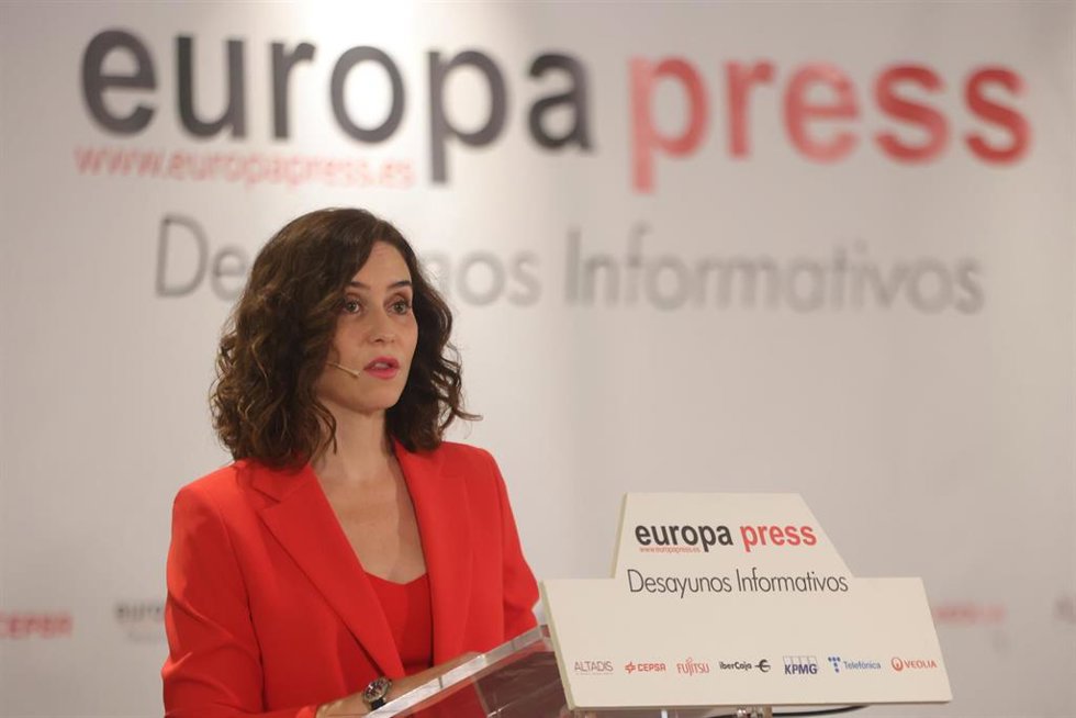 La presidenta de la Comunidad de Madrid, Isabel Díaz Ayuso, interviene durante un desayuno informativo de Europa Press, en el Hotel Hyatt Regency Hesperia, a 18 de mayo de 2023, en Madrid (España).