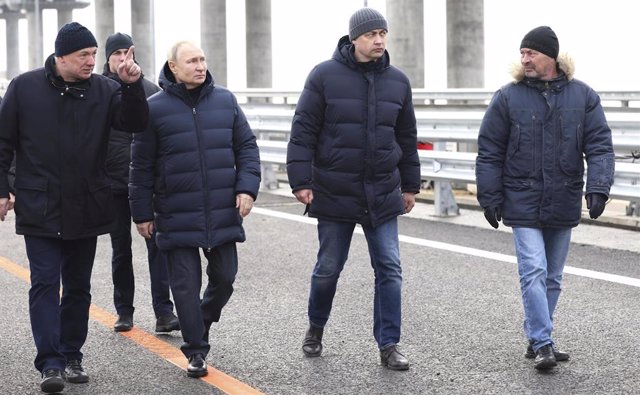 Archivo - Vladimir Putin, presidente de Rusia, visita en diciembre el puente de Kerch