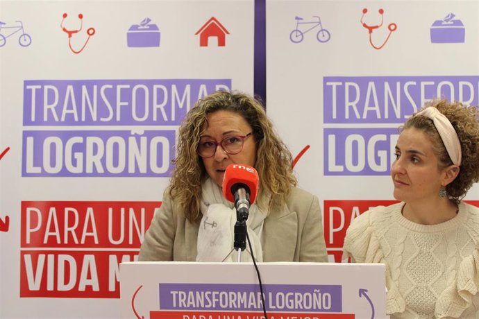 Las candidatas número 1 y 2 de Podemos IU al Ayuntamiento de Logroño, Amaia Castro y Eunate García, en comparecencia de prensa