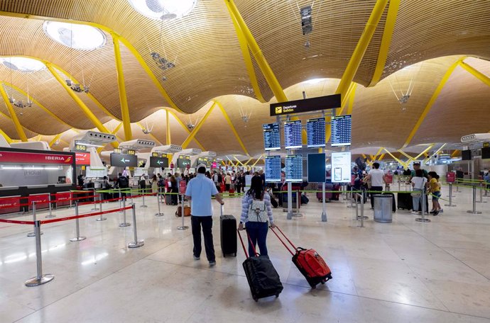 Un grupo de personas esperan a facturar sus maletas en la terminal T4 del aeropuerto de Adolfo Suárez-Madrid Barajas, a 28 de abril de 2023, en Madrid (España). 