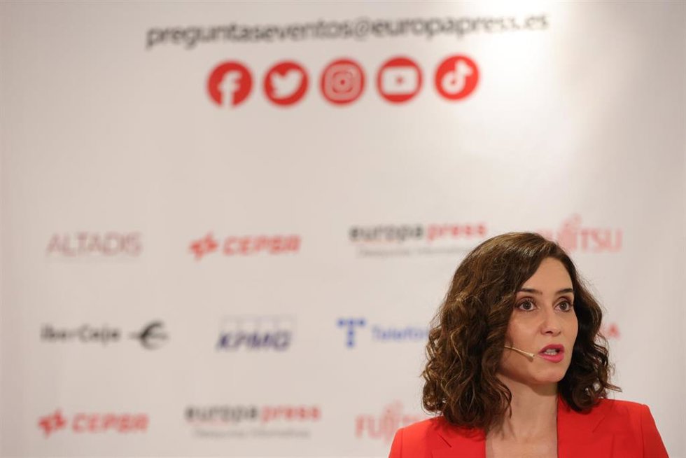 La presidenta de la Comunidad de Madrid, Isabel Díaz Ayuso, interviene durante un desayuno informativo de Europa Press, en el Hotel Hyatt Regency Hesperia, a 18 de mayo de 2023, en Madrid (España).