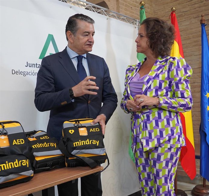 Los consejeros de Presidencia y Salud, Antonio Sanz y Catalina García, en la entrega de desfibriladores y extintores a las hermandades rocieras de Sevilla.