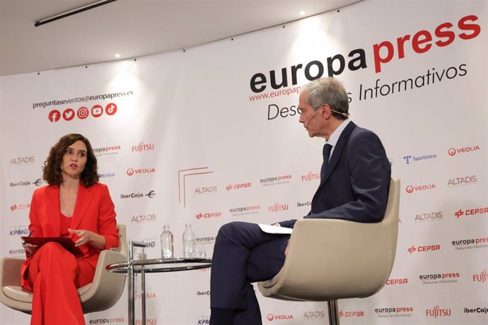 La presidenta de la Comunidad de Madrid, Isabel Díaz Ayuso, y el director de Europa Press, Javier García Vila, durante un desayuno informativo de Europa Press, en el Hotel Hyatt Regency Hesperia, a 18 de mayo de 2023, en Madrid (España).