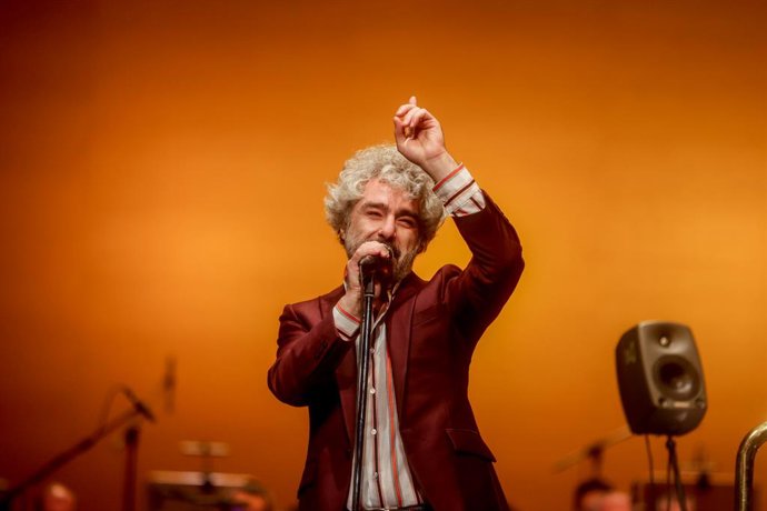 Archivo - El cantante del grupo León Benavente, Abraham Boba (i), en una imagen de archivo. 