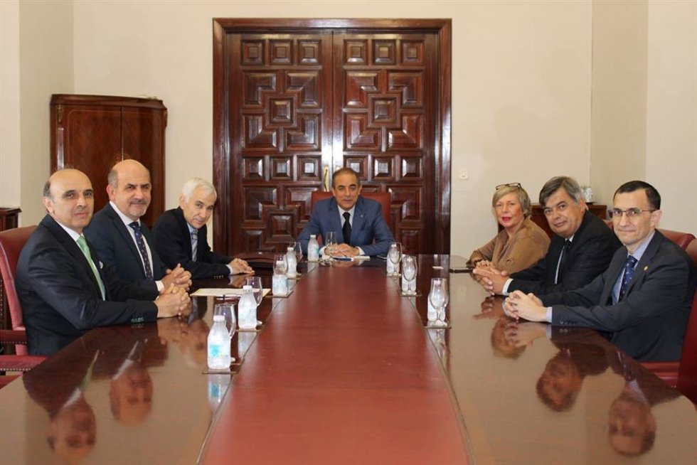 El rector de la Universidad de Sevilla, Miguel Ángel Castro, ha recibido al comisionado especial del Perte de Microelectrónica y Semiconductores, Jaime Martorell, que visitará el Instituto de Microelectrónica de Sevilla (IMSE).