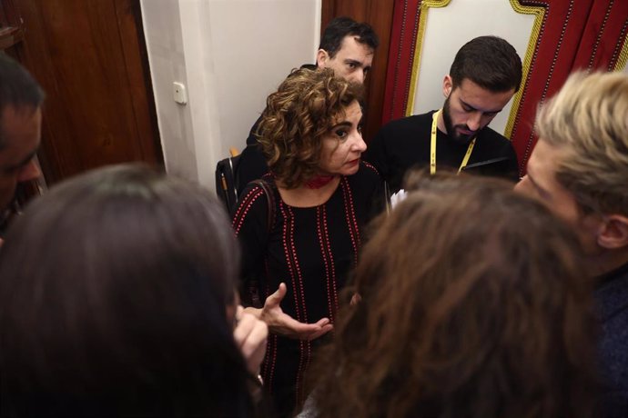 Archivo - La ministra de Hacienda y Función Pública, María Jesús Montero, ofrece declaraciones a los medios durante una sesión plenaria, en el Congreso de los Diputados.