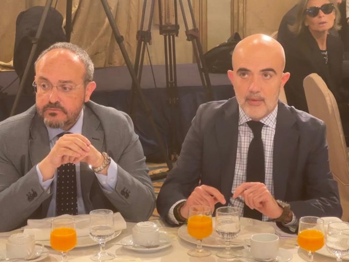 El candidato del PP a la alcaldía de Barcelona, Daniel Sirera, con el presidente del partido, Alejandro Fernández