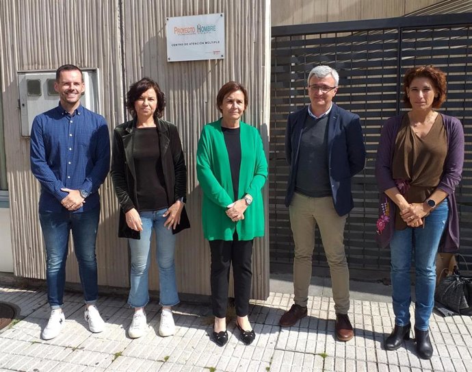 La presidenta de Foro Asturias y candidata a la Alcaldía de Gijón, Carmen Moriyón (en el centro), antes de realizar una visita con miembros de su candidatura en Proyecto Hombre