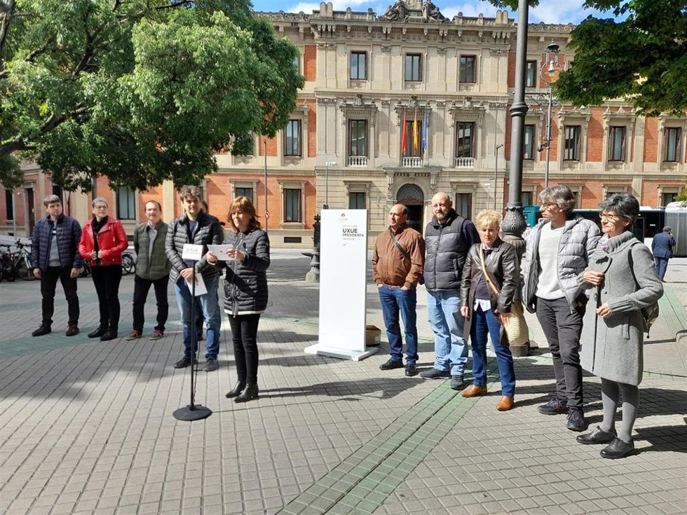 La candidata de Geroa Bai a la Presidencia del Gobierno foral, Uxue Barkos, junto a otros integrantes de la lista