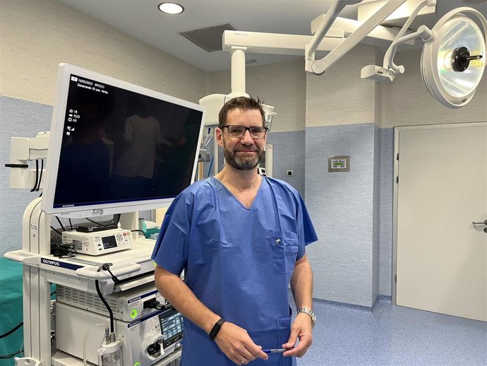 El doctor Pedro Rosón, jefe del servicio de aparato digestivo de Vithas Xanit.