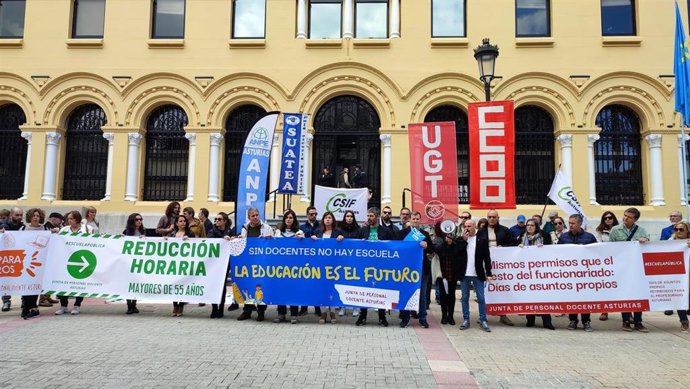Movilización de la Junta de Personal Docente de centros no  universitarios en Asturias frente a la sede del Gobierno regional.