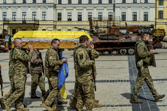 09 May 2023, Ukraine, Kiev: Soldiers escort the coffin of Danylo Denysevych, a Ukrainian soldier who was killed in Bakhmut combats, during his funeral ceremony in Saint Michael's Golden Domed Cathedral. Photo: Celestino Arce Lavin/ZUMA Press Wire/dpa