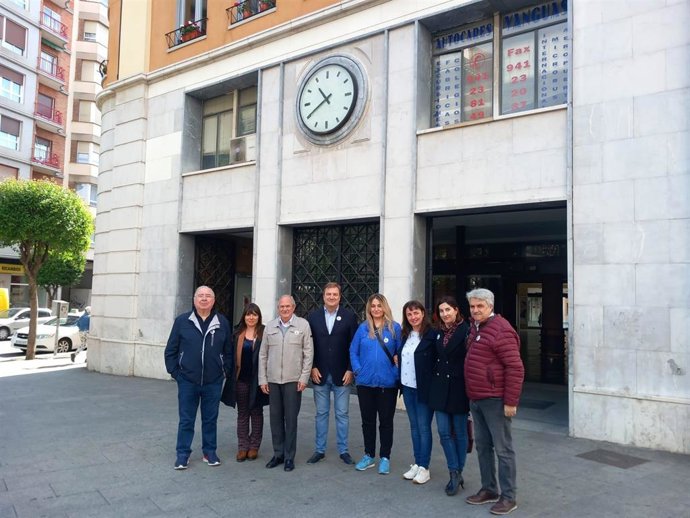 El candidato de Por La Rioja a la Alcaldía de Logroño, Alberto Bretón, junto a parte de su equipo municipal