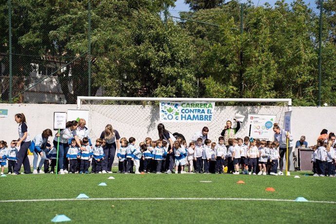 NIños y niñas participan en la carrera contra el hambre.