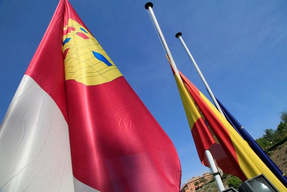 Archivo - Banderas a media asta en Castilla la Mancha