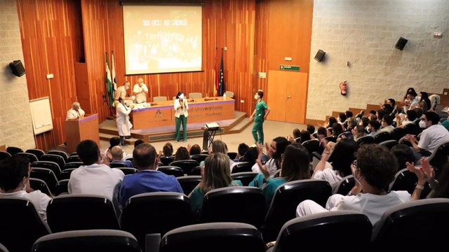 Acto de graduación de los 45 residentes que acaban su especialización en el Hospital Juan Ramón Jiménez.