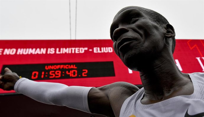 Archivo - El atleta keniano Eliud Kipchoge celebra el récord oficioso del Ineos 1:59 Challenge, en el que se convirtió en el primer hombre en bajar de las dos horas en el maratón