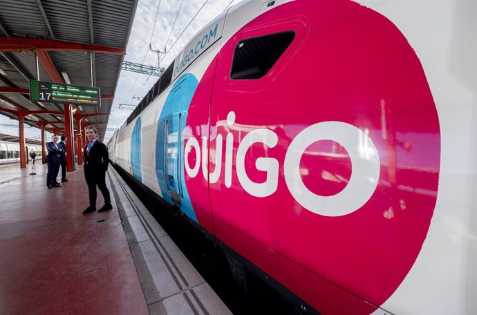 El logo de Ouigo sobre un tren en el andén durante la inauguración de la línea de Ouigo entre Madrid, Albacete y Alicante, en la Estación de Madrid-Chamartín-Clara Campoamor, a 27 de abril de 2023