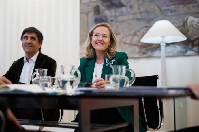 Archivo - La vicepresidenta primera y ministra de Asuntos Económicos y Transformación Digital, Nadia Calviño (i), con su secretario de Estado de Economía y Apoyo a la Empresa, Gonzalo García Andrés