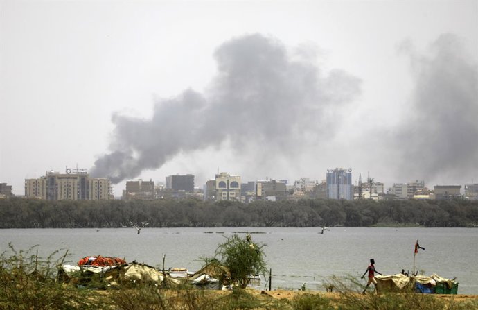 Columnas de humo en la capital de Sudán, Jartum, durante los enfrentamientos entre el Ejército y las paramilitares Fuerzas de Apoyo Rápido (RSF)