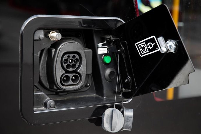 Archivo - Un cargador de baterías de litio