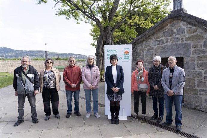La candidata de EH Bildu a la Presidencia del Gobierno de Navarra, Laura Aznal, junto a otros integrantes de la lista
