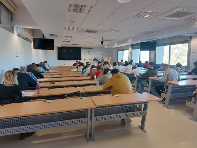 Opositores durante un examen.