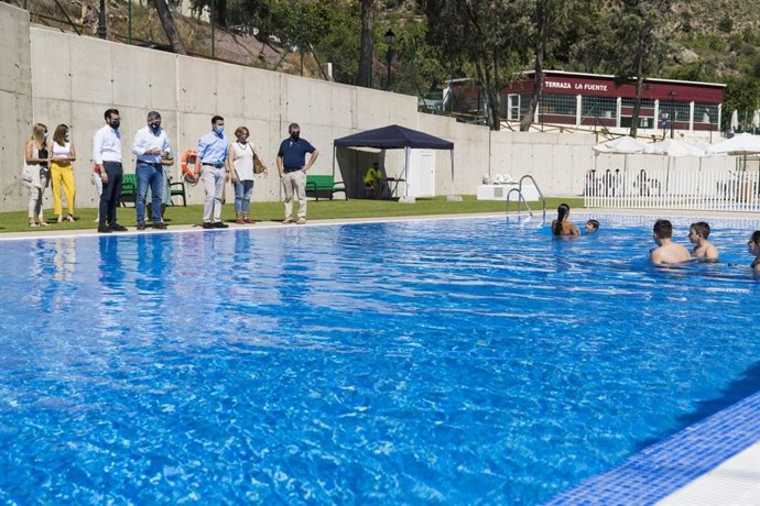 Javier Aureliano García visita una de las piscinas municipales de la provincia