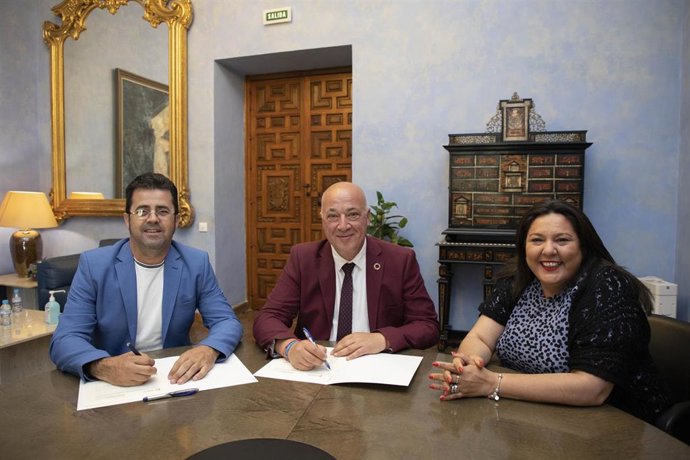 El presidente de la Diputación de Córdoba, Antonio Ruiz (centro), en la firma con el Ayuntamiento de Encinas Reales.