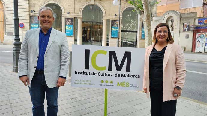 Alzamora y Busquets, frente al Teatre Principal.