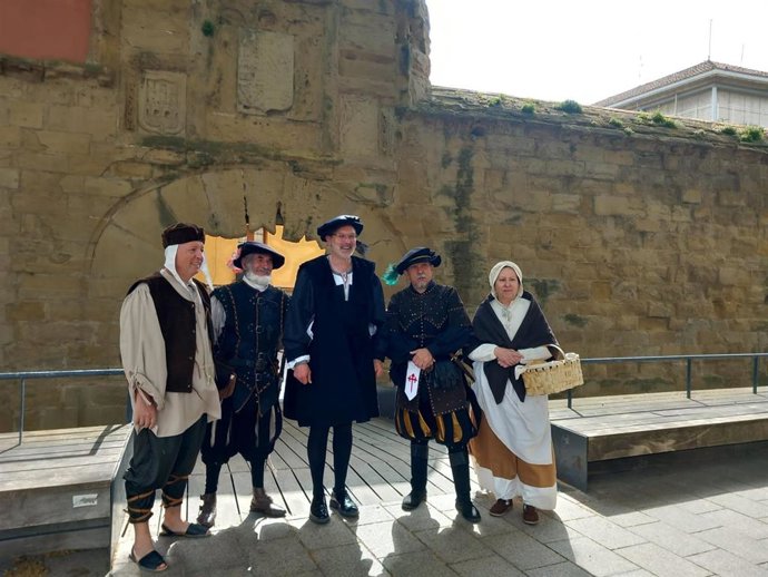 Antoñanzas ha comparecido esta mañana ante los medios de comunicación frente a la puerta del Revellín y junto a un grupo de recreacionistas,