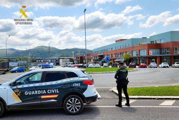 La Guardia Civil vigilando un polígono industrial