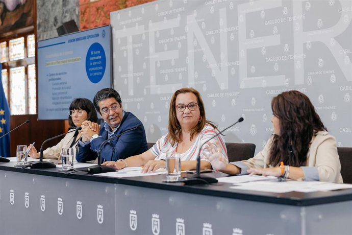 El presidente insular, Pedro Martín; la vicepresidenta tercera y consejera de Acción Social, Marián Franquet; la gerente del IASS, Yazmina León; y la responsable de la Unidad de Dependencia del IASS, Beatriz Durán