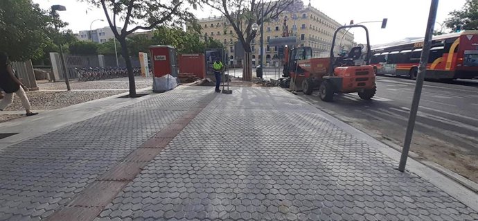 Obras de renovación de pavimentos junto al Parlamento de Andalucía.