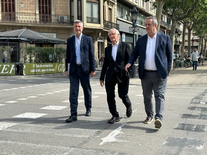 El candidato de Junts a la alcaldía de Barcelona, Xavier Trias, con el número tres de la lista, Jordi Martí, y el exconseller Quim Forn