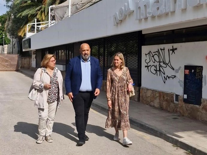 Martínez, durante un recorrido por el Paseo Marítimo, con establecimientos cerrados.