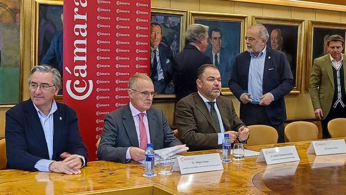 El candidato del PP a la Presidencia del Principado, Diego Canga, y el presidente de la Cámara de Comercio de Oviedo, Carlos Paniceres.